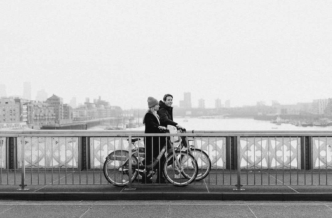 zdjęcie w skali szarości przedstawiające 2 mężczyzn jadących na rowerze puzzle online