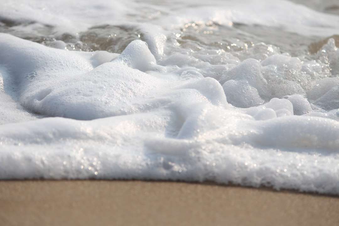 biały śnieg na brązowym piasku puzzle online