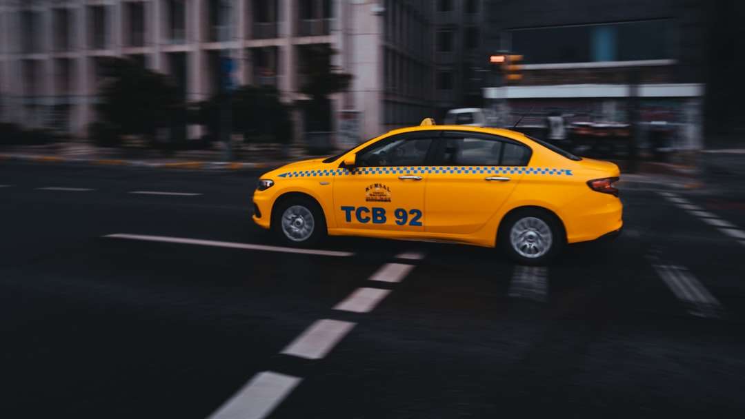 żółta taksówka na drodze w ciągu dnia puzzle online