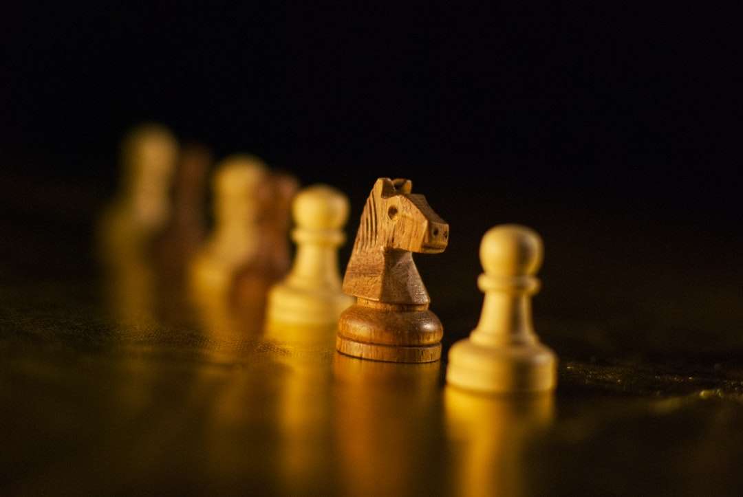 brązowy drewniany bierka szachowa na brązowym drewnianym szachownicy puzzle online
