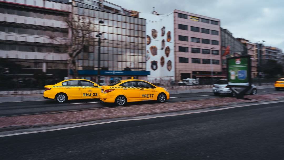 żółta taksówka na drodze w ciągu dnia puzzle online