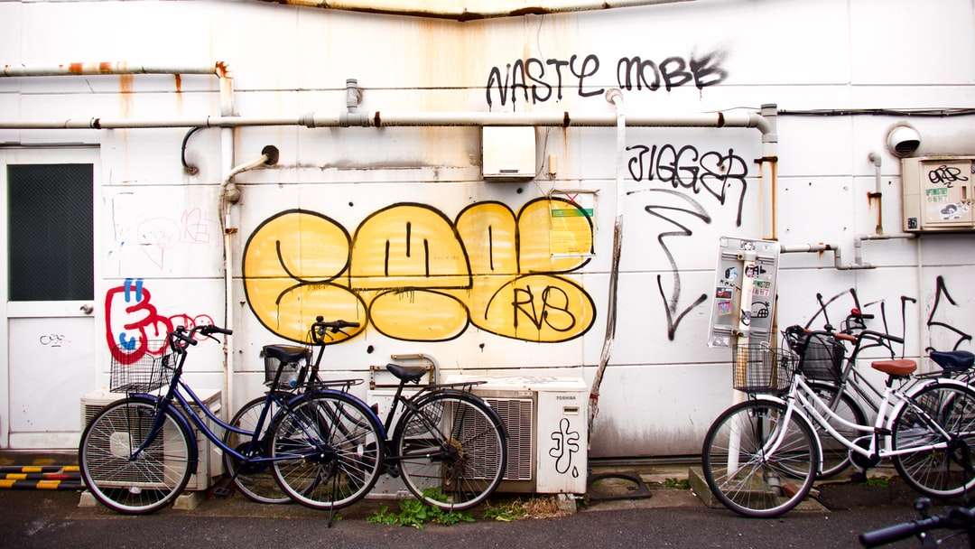 czarny rower miejski zaparkowany przy białej ścianie puzzle online
