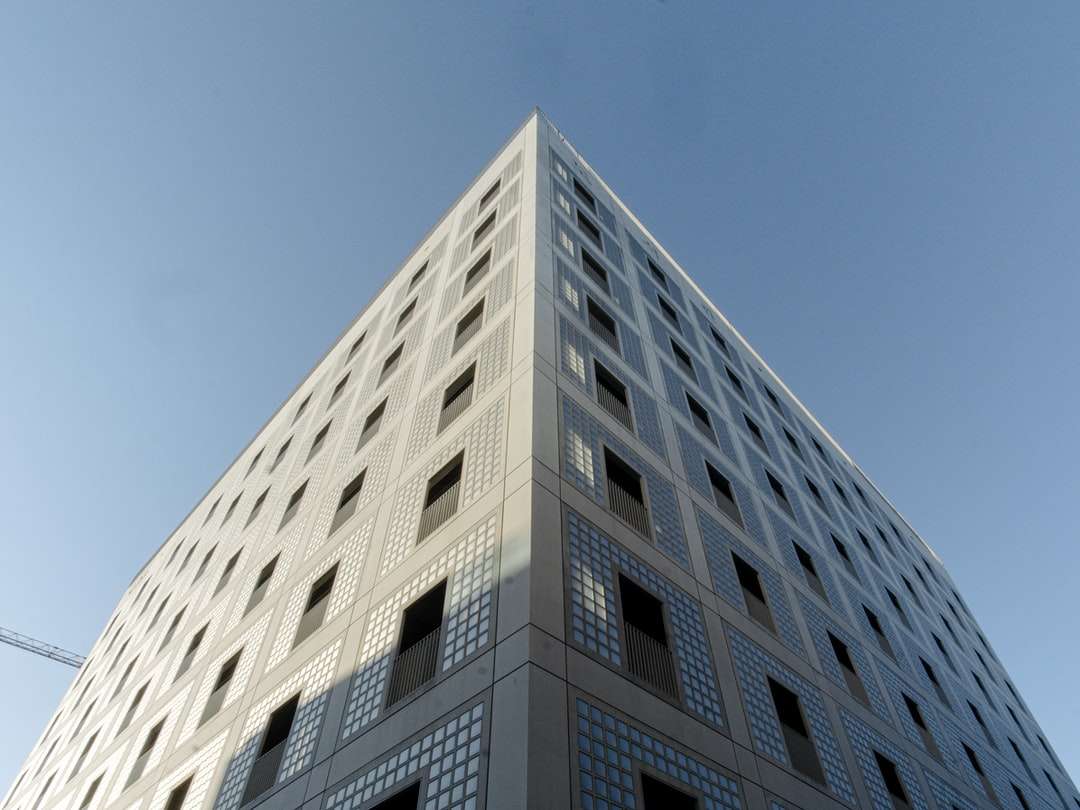biały betonowy budynek pod błękitne niebo w ciągu dnia puzzle online