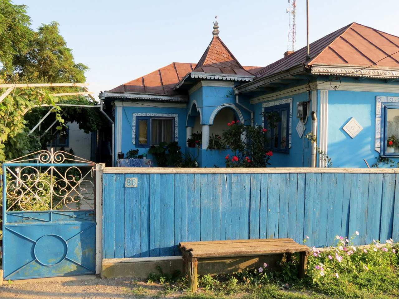 Niebieski dom Ovidiu w Rumunii puzzle online