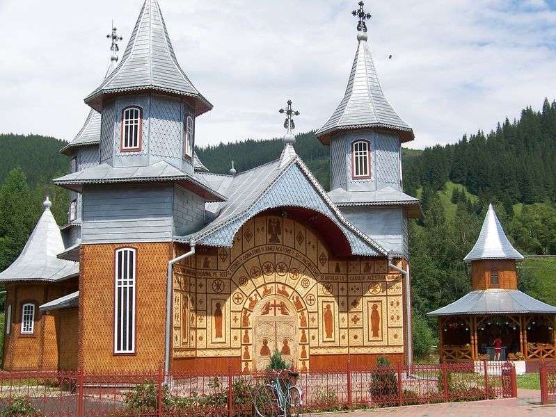 Cerkiew na wsi w Rumunii puzzle online