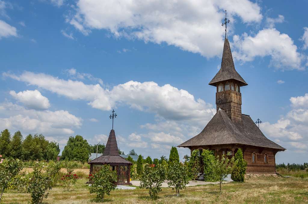 Drewniany kościół w pobliżu Bacau w Rumunii puzzle online