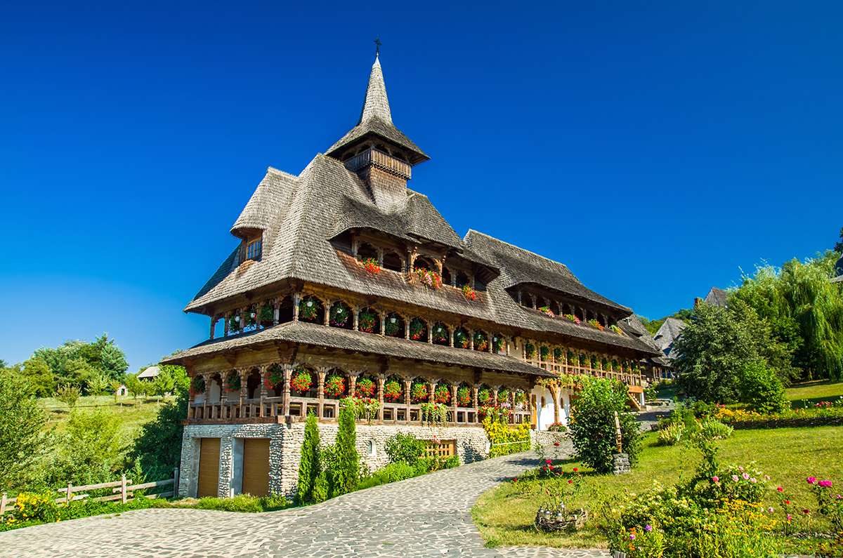 Drewniany klasztor w Maramures w Rumunii puzzle online