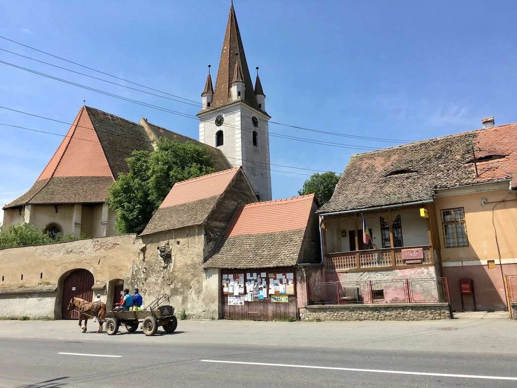 Przejedź przez wioskę zaprzęgiem konnym w Rumunii puzzle online