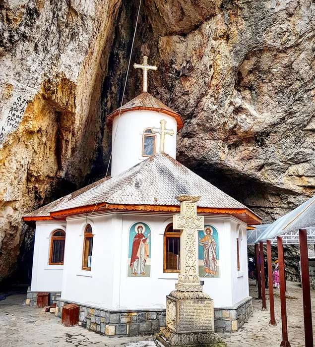Kościół przed jaskinią skalną w Rumunii puzzle online