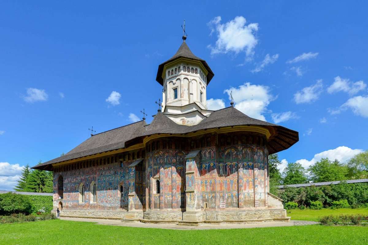 Kościół z malowaną fasadą Rumunia puzzle online