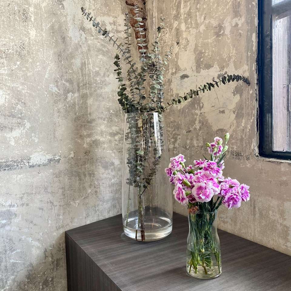 flores moradas en jarrón de vidrio transparente - Puzzle Factory