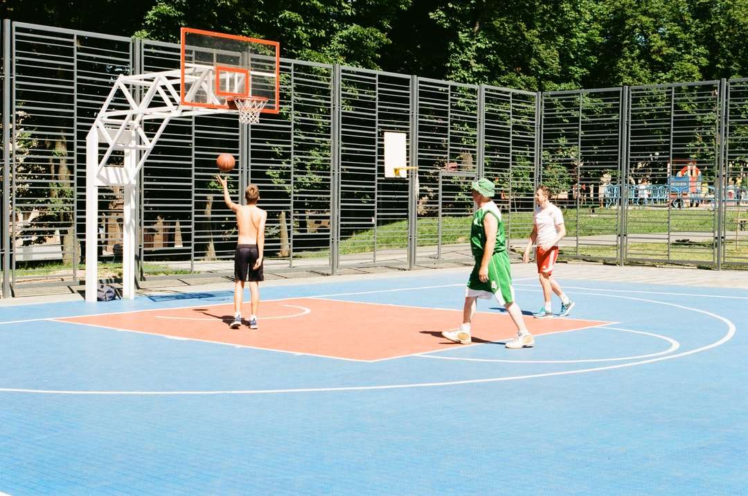 2 mężczyzn grających w koszykówkę w ciągu dnia puzzle online