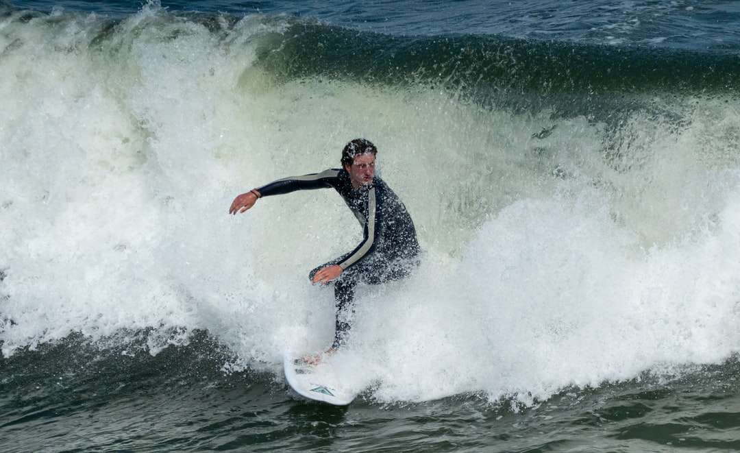 człowiek surfuje na falach morskich w ciągu dnia puzzle online