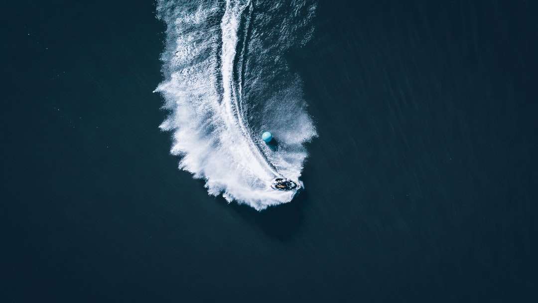 widok z lotu ptaka na białą łódź na wodzie puzzle online