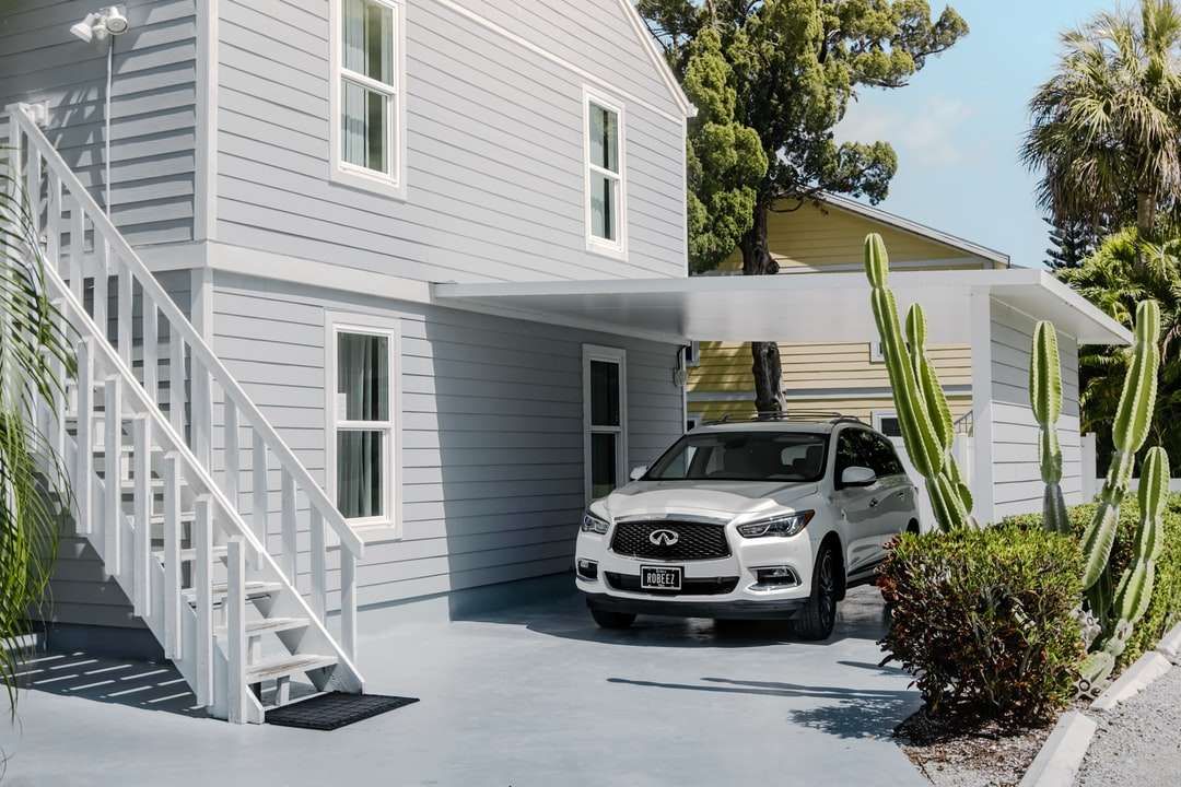 biały samochód bmw zaparkowany w pobliżu białego domu puzzle online