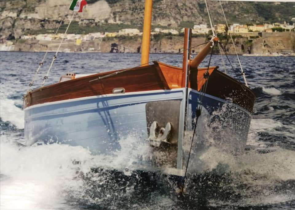 Neapolitański gozzo żeglujący po Włoszech puzzle online