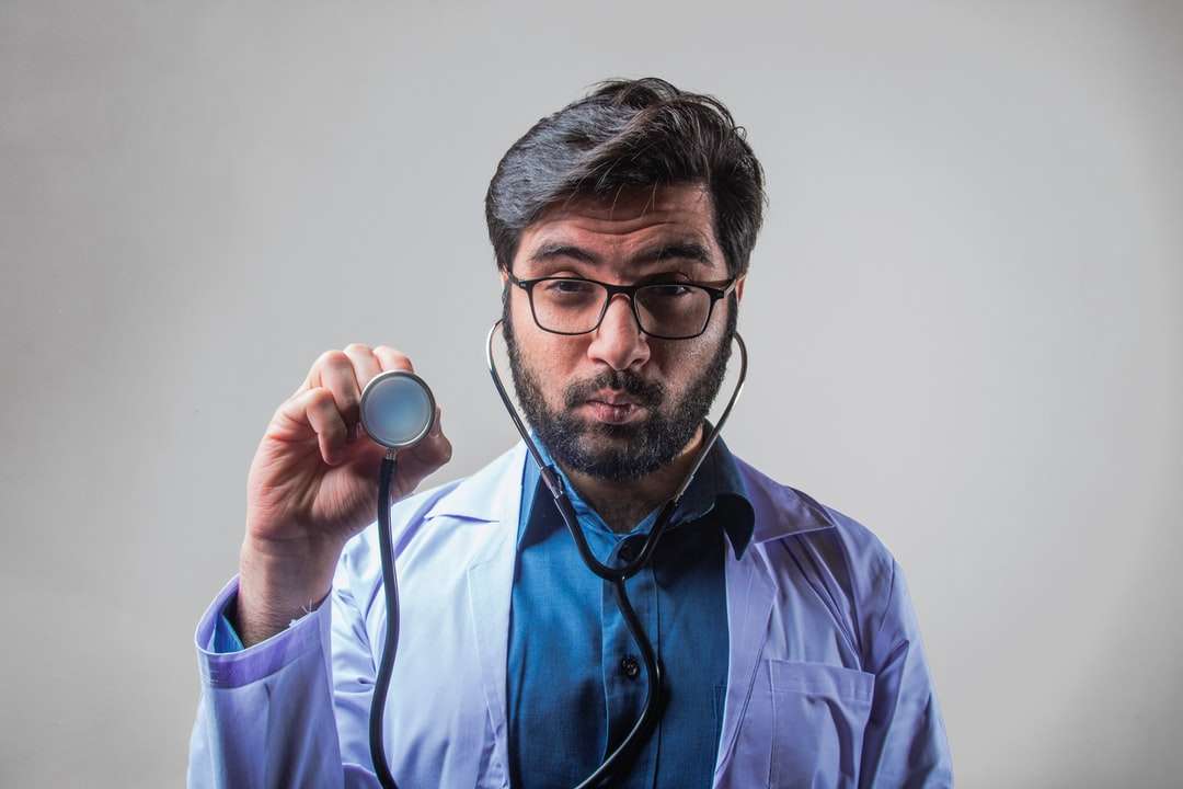 mężczyzna w niebieskiej koszuli guzik na sobie czarne oprawione okulary puzzle online