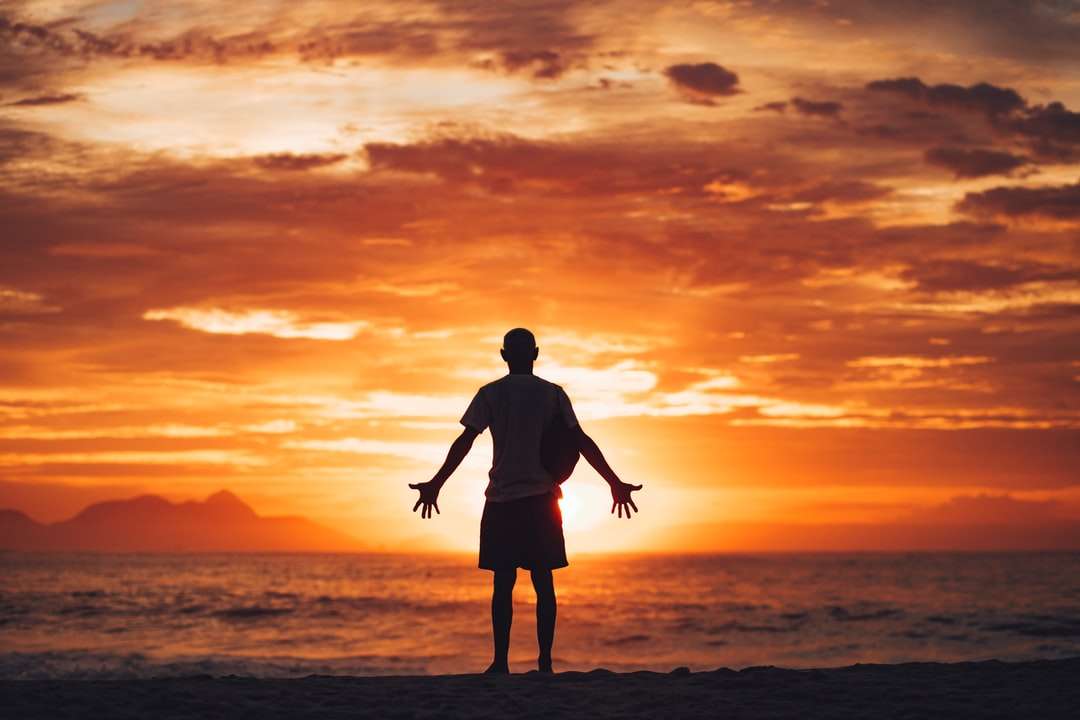 sylwetka człowieka na plaży podczas zachodu słońca puzzle online