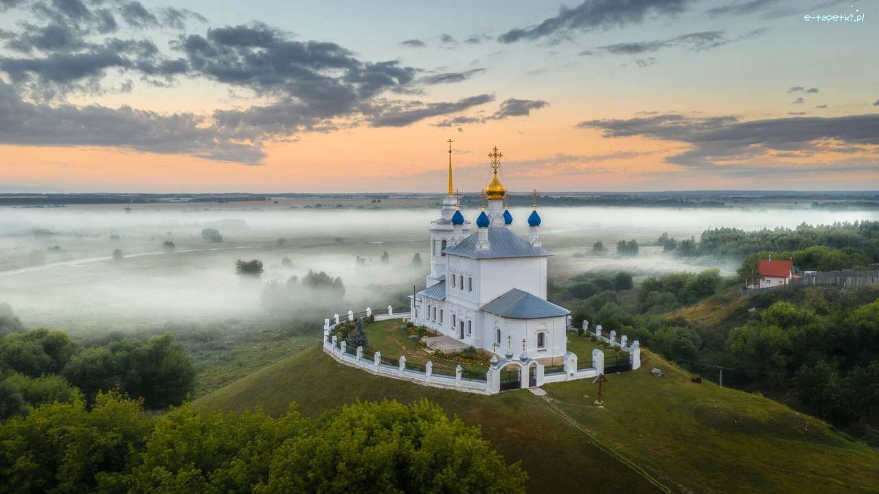 cerkiew na wzgórzu, mgła puzzle online