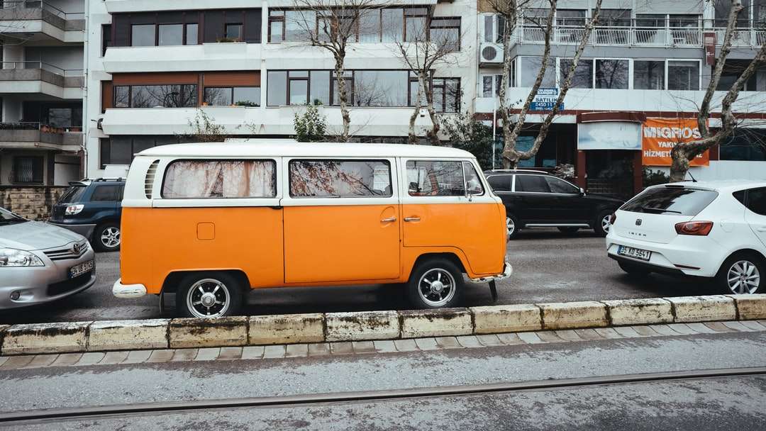 pomarańczowo-niebieski volkswagen t-2 zaparkowany na chodniku puzzle online