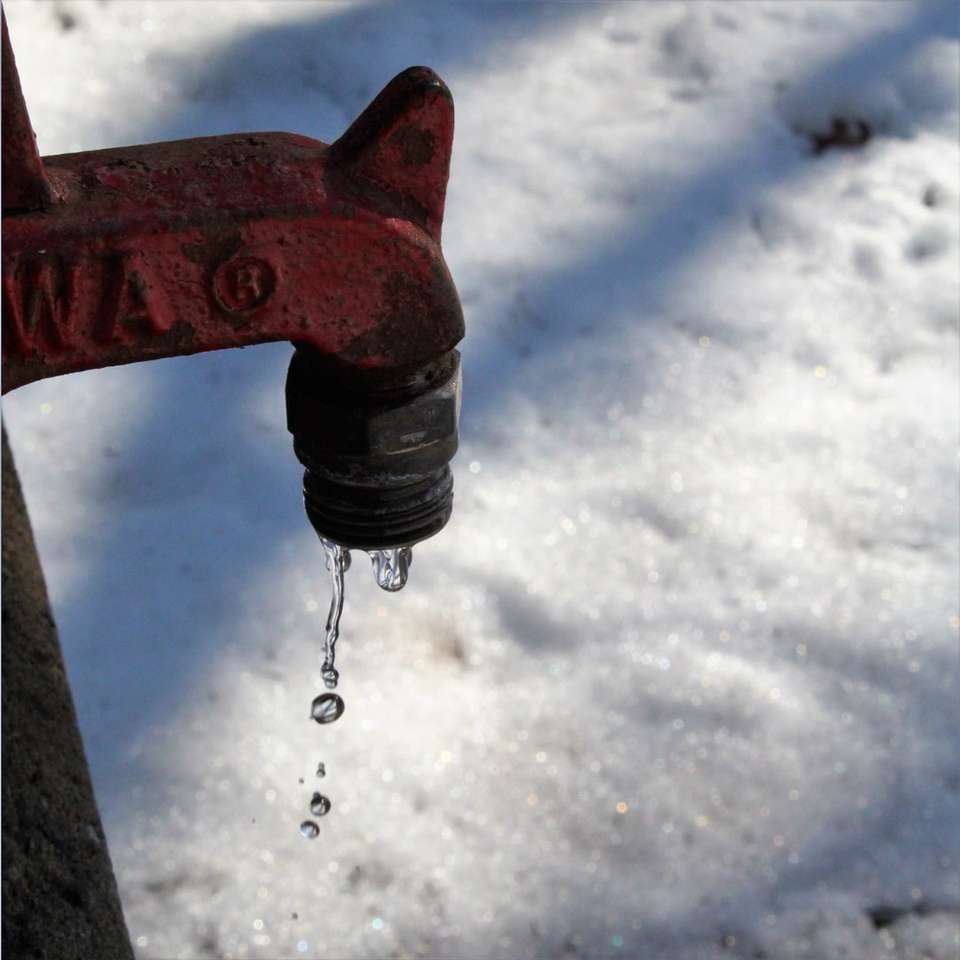 czerwone metalowe narzędzie na ziemi pokrytej śniegiem puzzle online