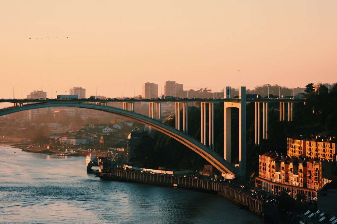 brązowy i biały most nad zbiornikiem wodnym w ciągu dnia puzzle online