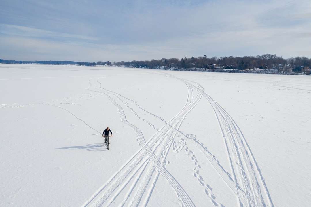 2 osoby jeżdżą na nartach po zaśnieżonym terenie puzzle online