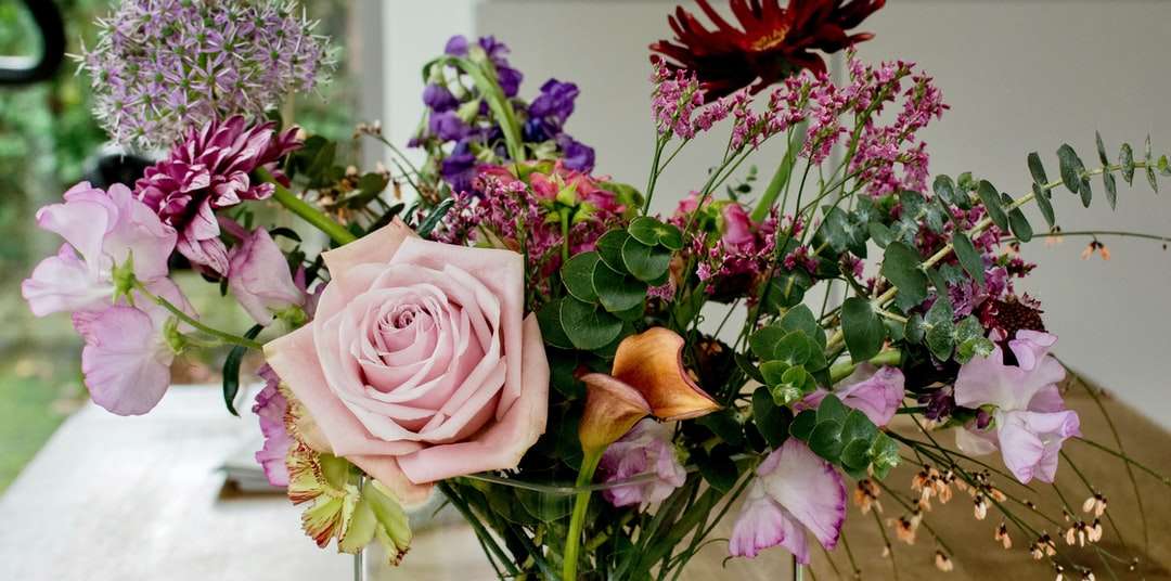 růžové růže a fialové květy skládačka