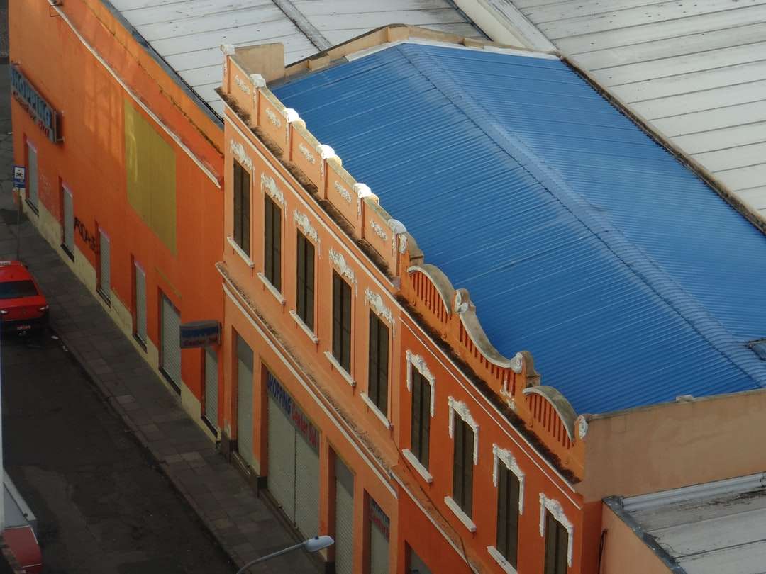 niebieski i brązowy budynek z betonu puzzle online