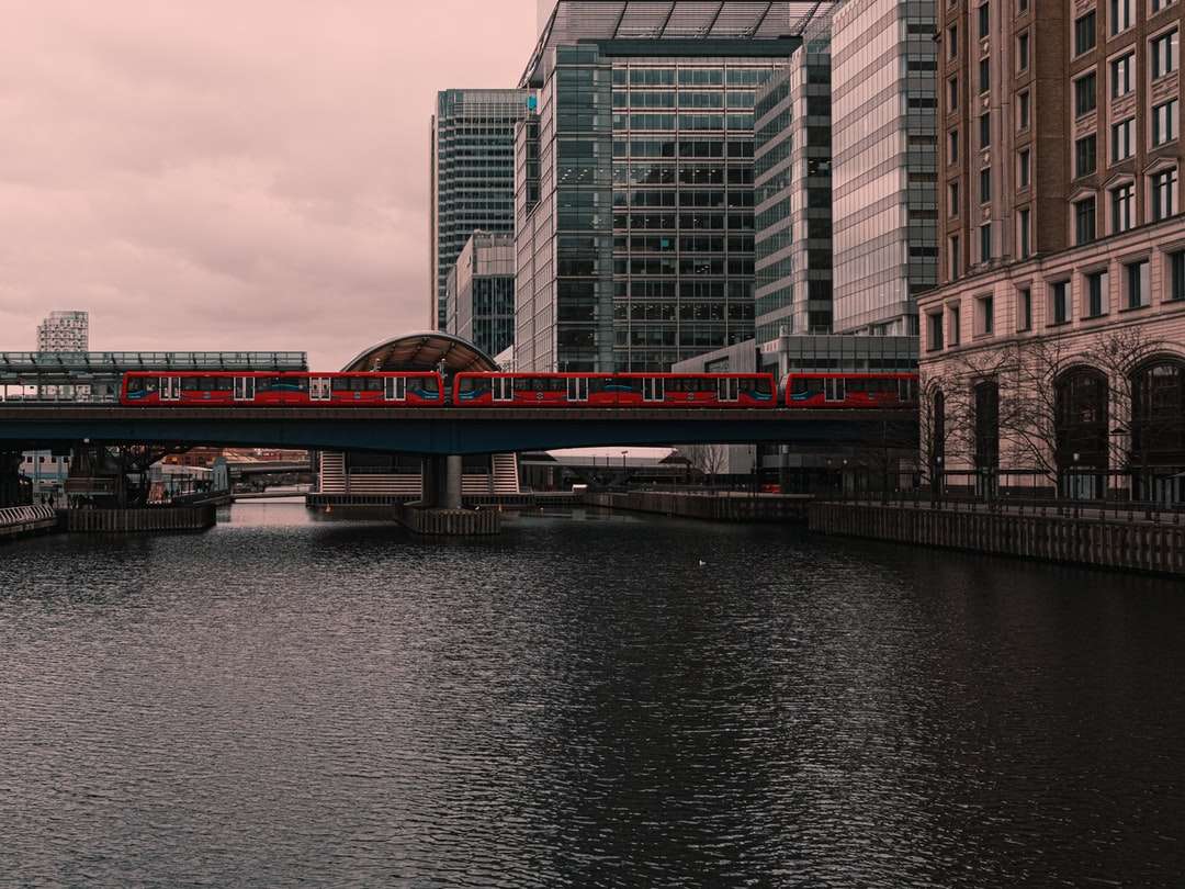 czerwony most nad rzeką w pobliżu wysokich budynków puzzle online