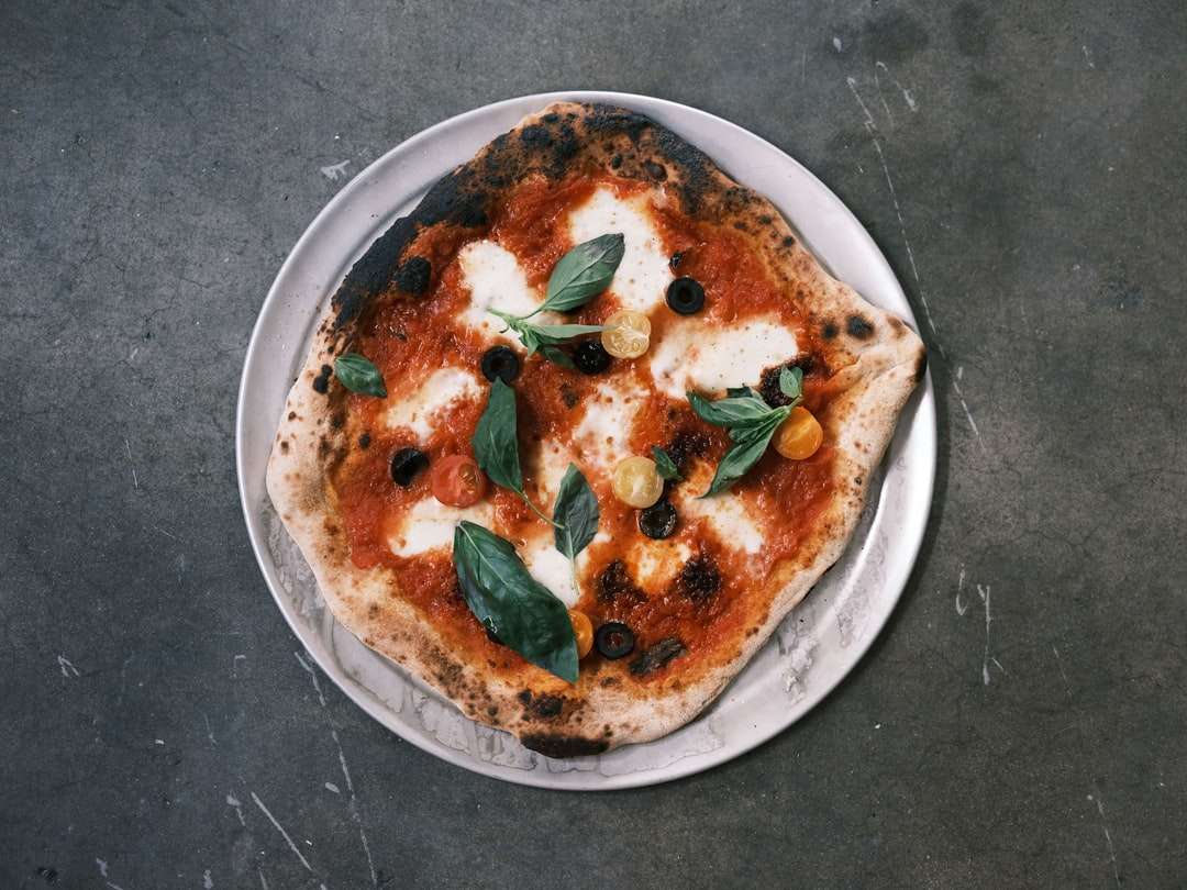 pizza na białym talerzu ceramicznym puzzle online