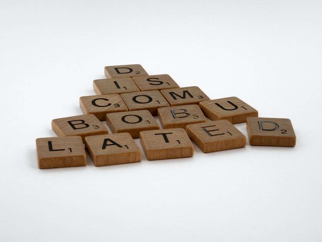 brązowe drewniane klocki na białej powierzchni puzzle online