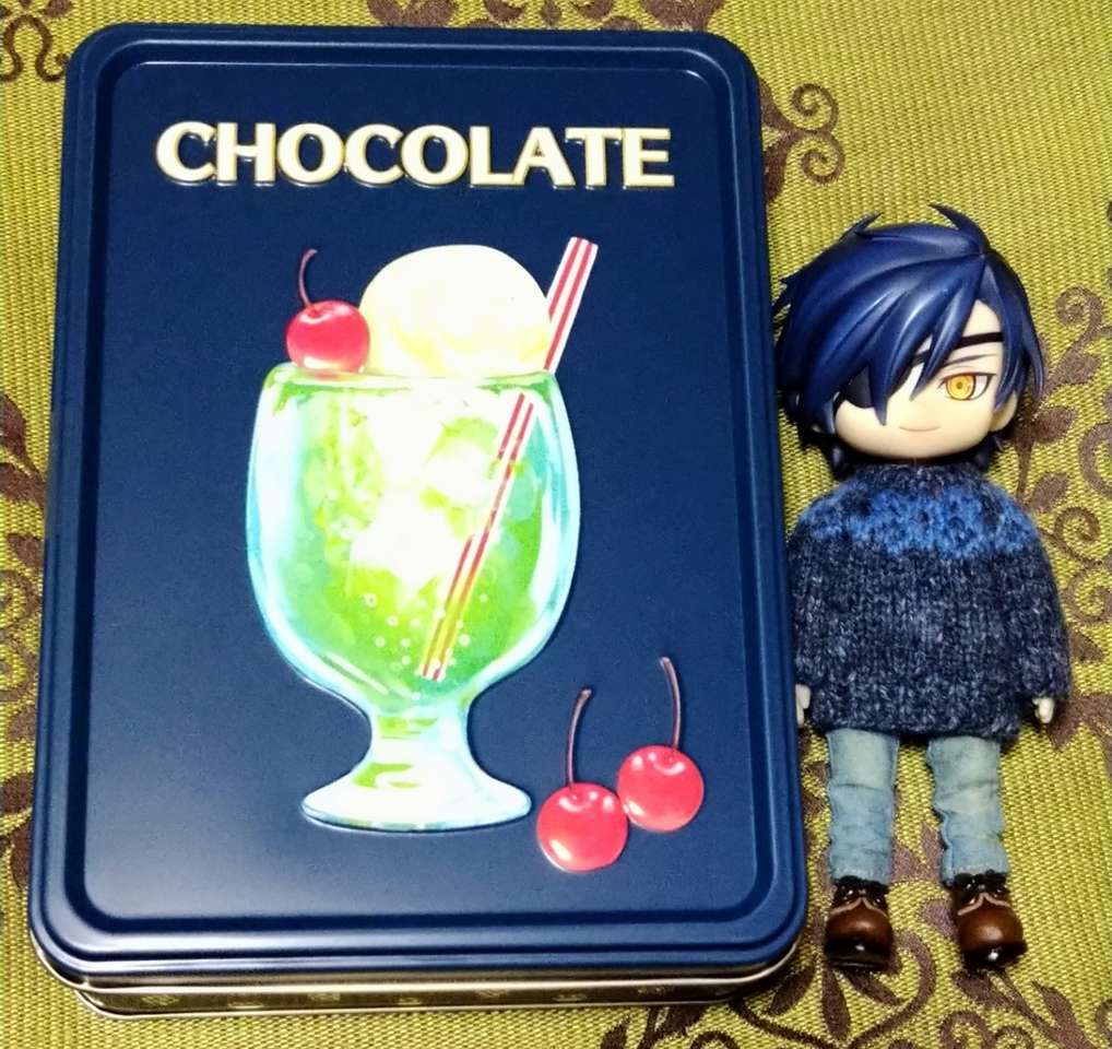Mitsu obok pudełka czekoladek puzzle online