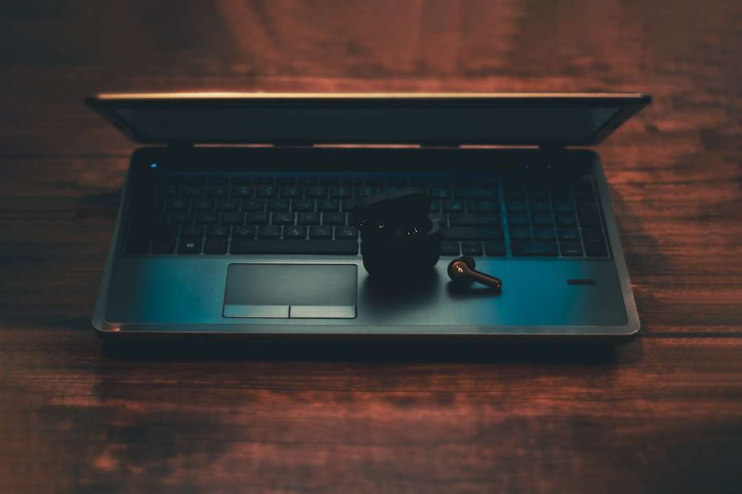 czarno-szary laptop z czarną przewodową myszą puzzle online