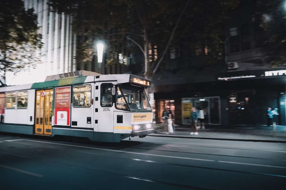 biało-zielony tramwaj na drodze w porze nocnej puzzle online