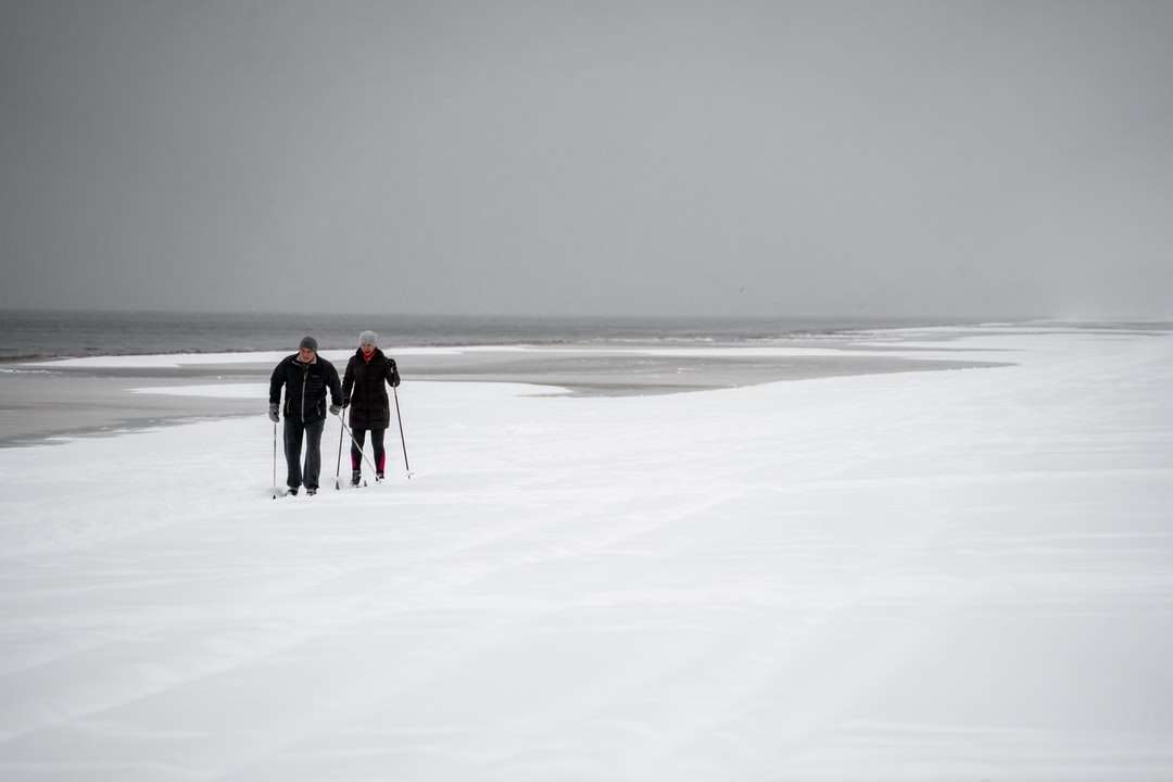 2 osoby spacerujące po zaśnieżonym polu w ciągu dnia puzzle online