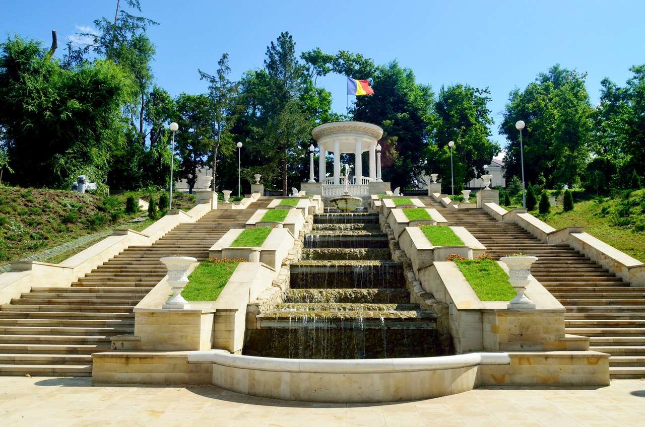 Fontanna Kiszyniowa w parku w Mołdawii puzzle online