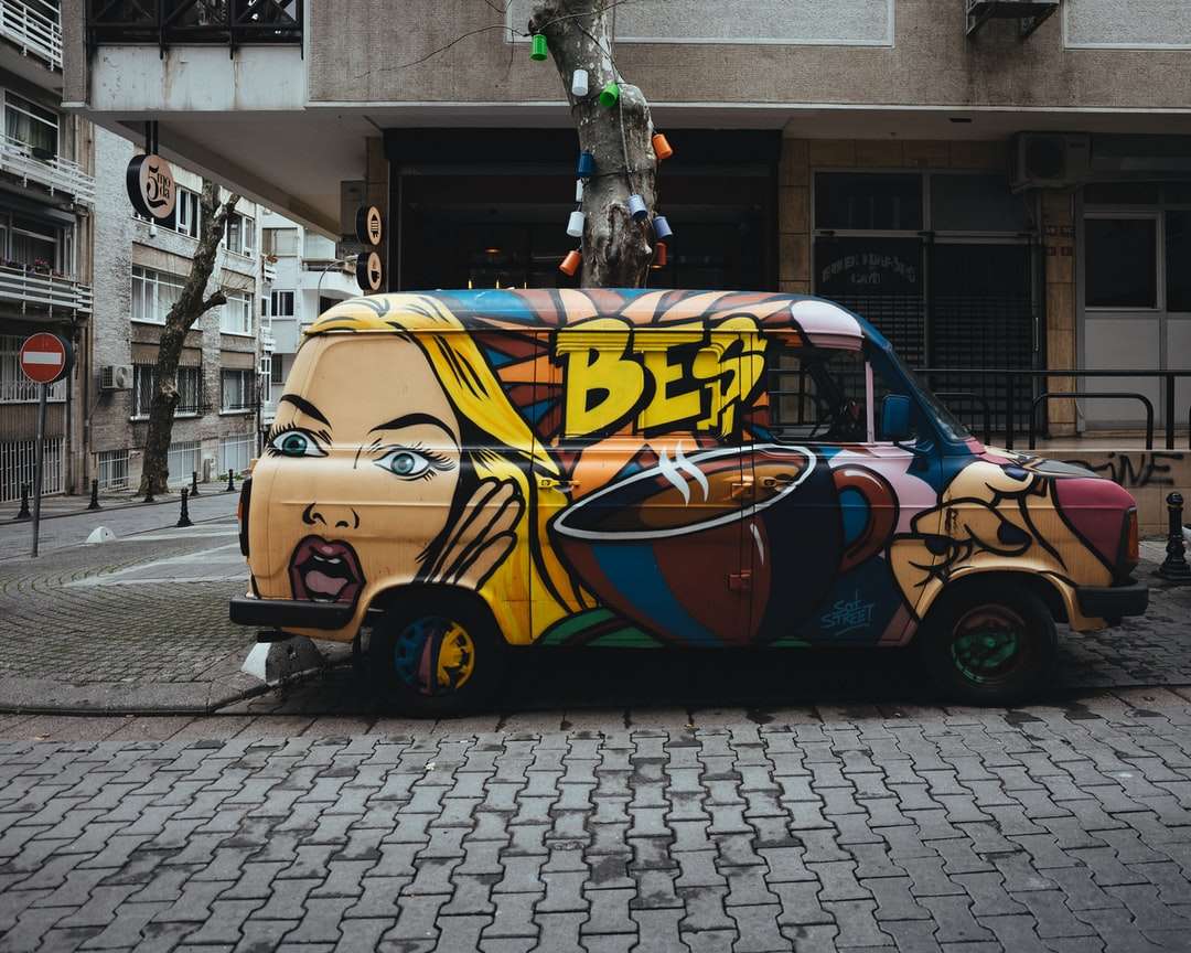 niebieski i żółty volkswagen beetle zaparkowany na chodniku puzzle online