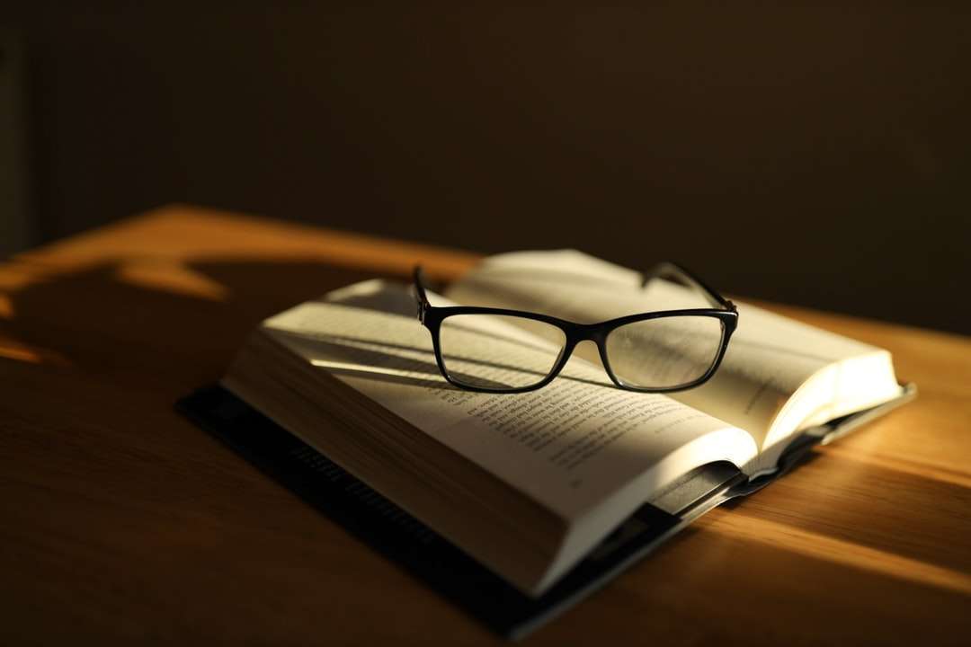 czarne oprawione okulary na stronie książki puzzle online