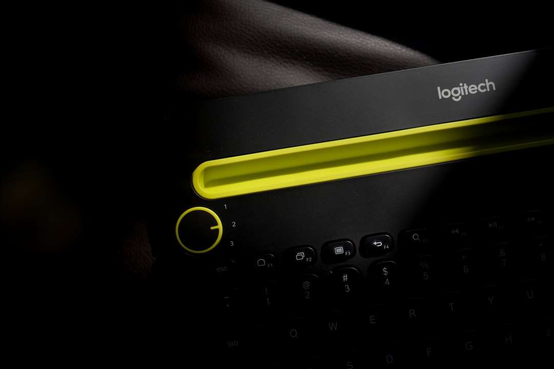 czarno-żółta klawiatura firmy Logitech puzzle online