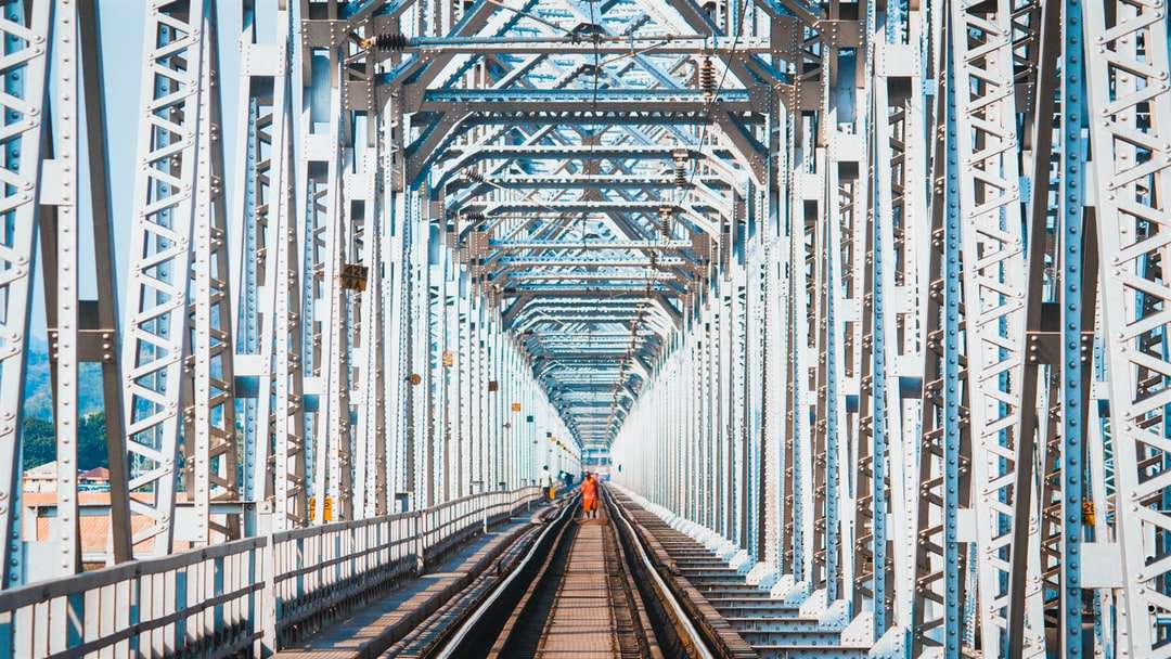 biały metalowy most w ciągu dnia puzzle online