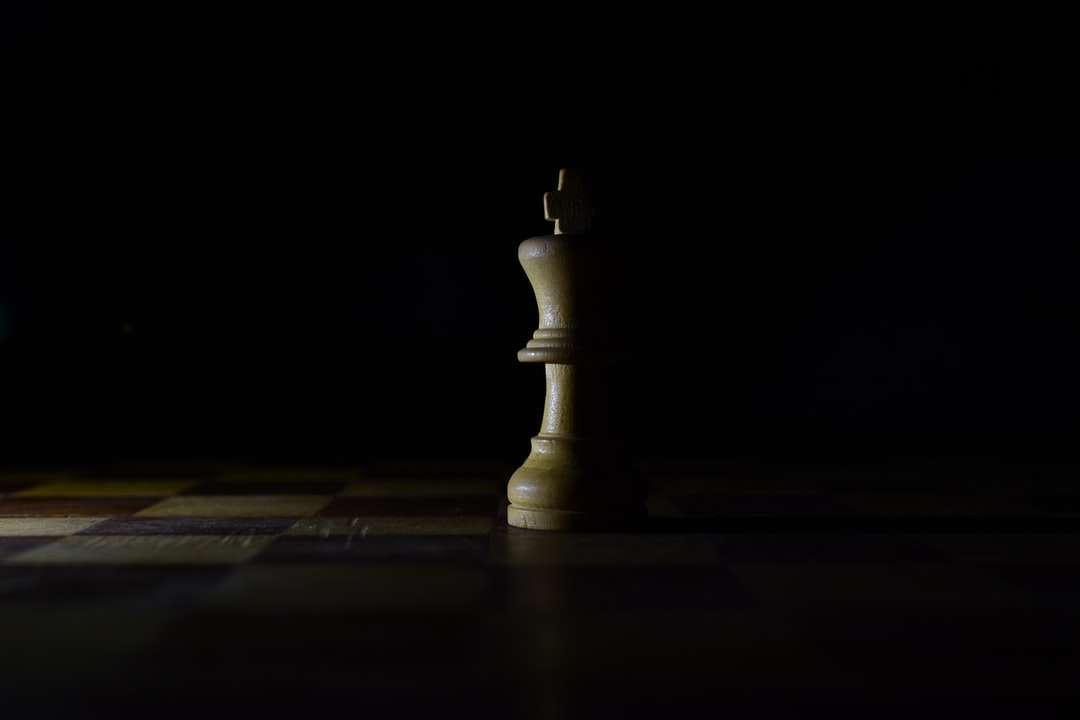 biała figura szachowa na figurze szachowej puzzle online