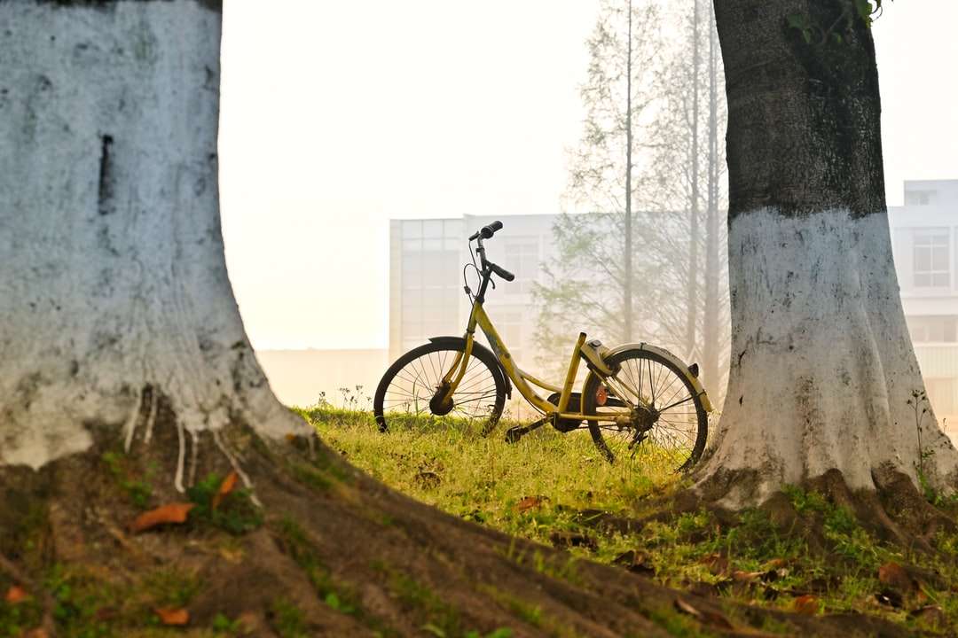 żółty i czarny rower na zielonym polu trawy puzzle online