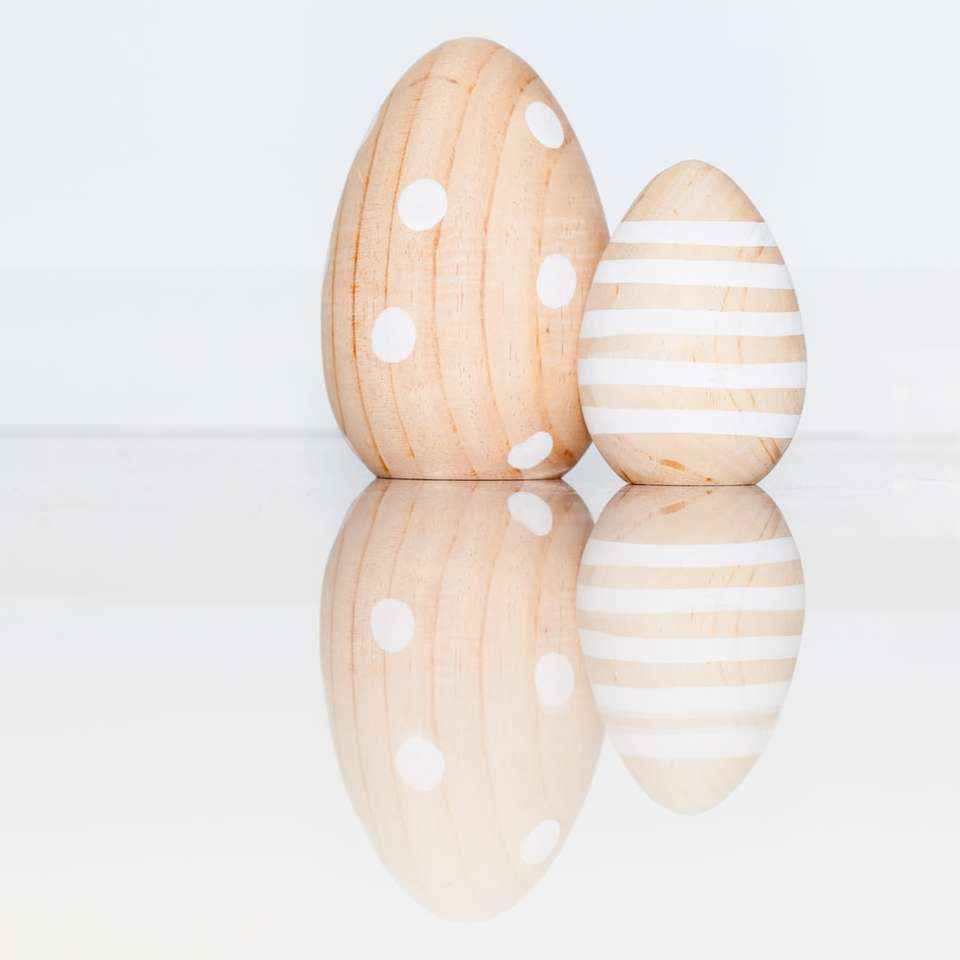 Brązowy drewniany wystrój w kształcie jaj puzzle online