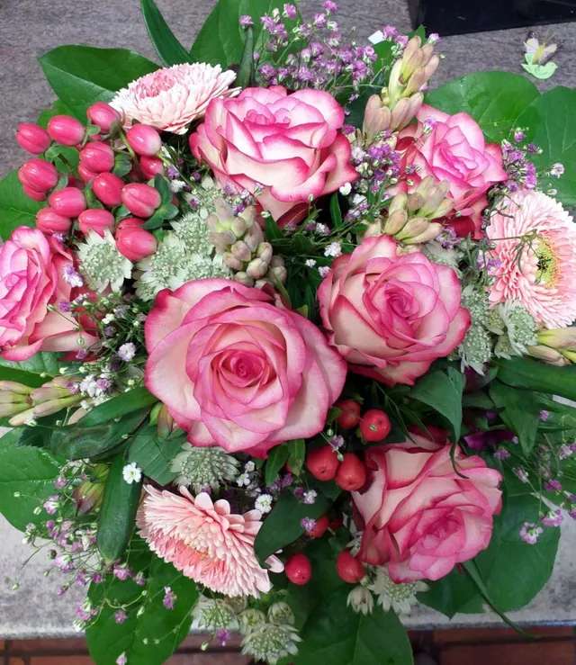 Mieszany kolorowy bukiet różowych kwiatów puzzle online