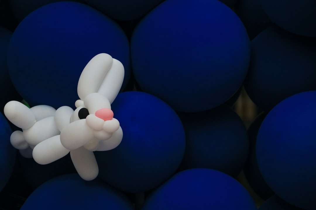 białe i niebieskie balony na niebieskim materiale puzzle online