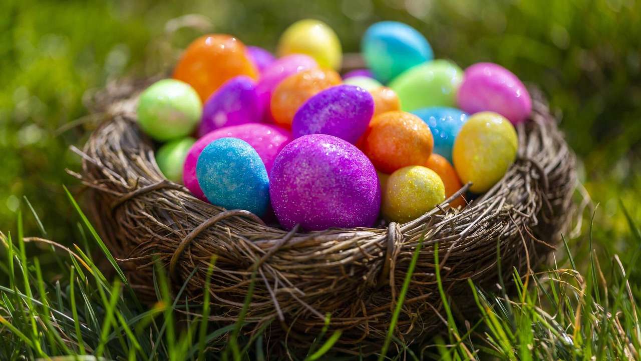 Wielkanocny koszyk wielkanocny z kolorowymi jajkami puzzle online