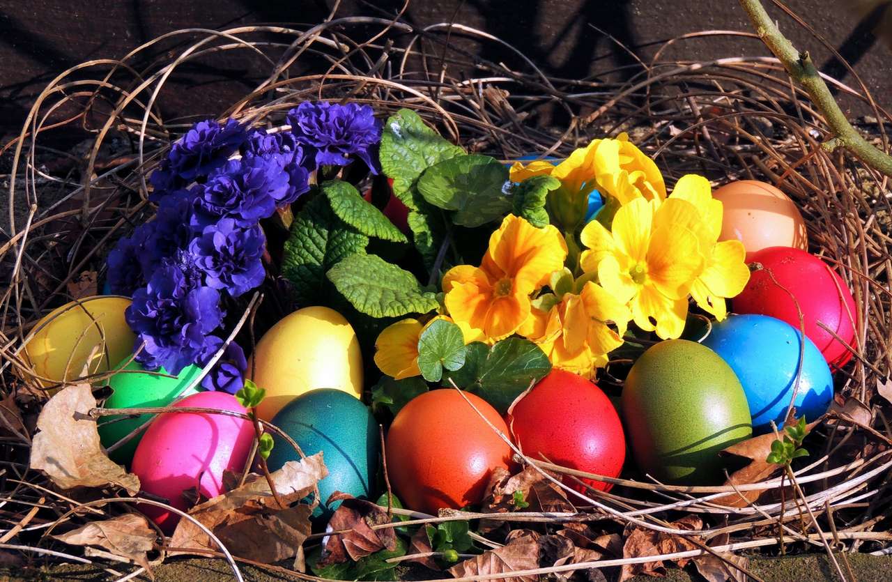 Wielkanocny koszyk wielkanocny z kolorowymi jajkami i pierwiosnkami puzzle online