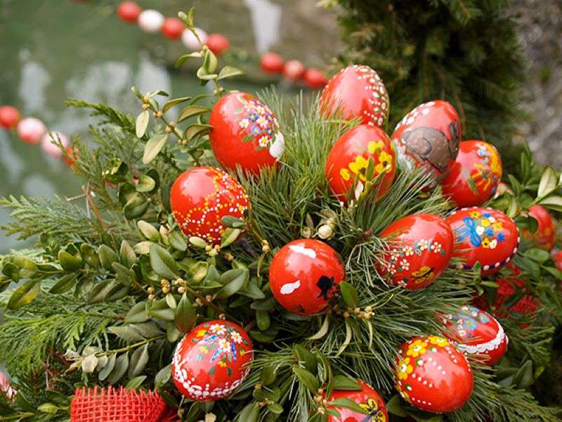 Wielkanocna palma wielkanocna z dekorowanymi czerwonymi jajkami puzzle online