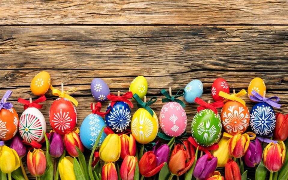 Wielkanocne tulipany i kolorowe pisanki puzzle online